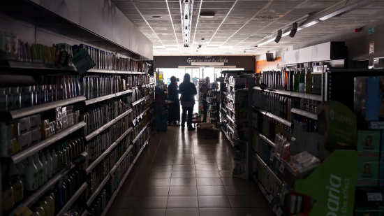 专业配资网 西班牙史无前例的停电事件引发了关于绿色能源的甩锅之争